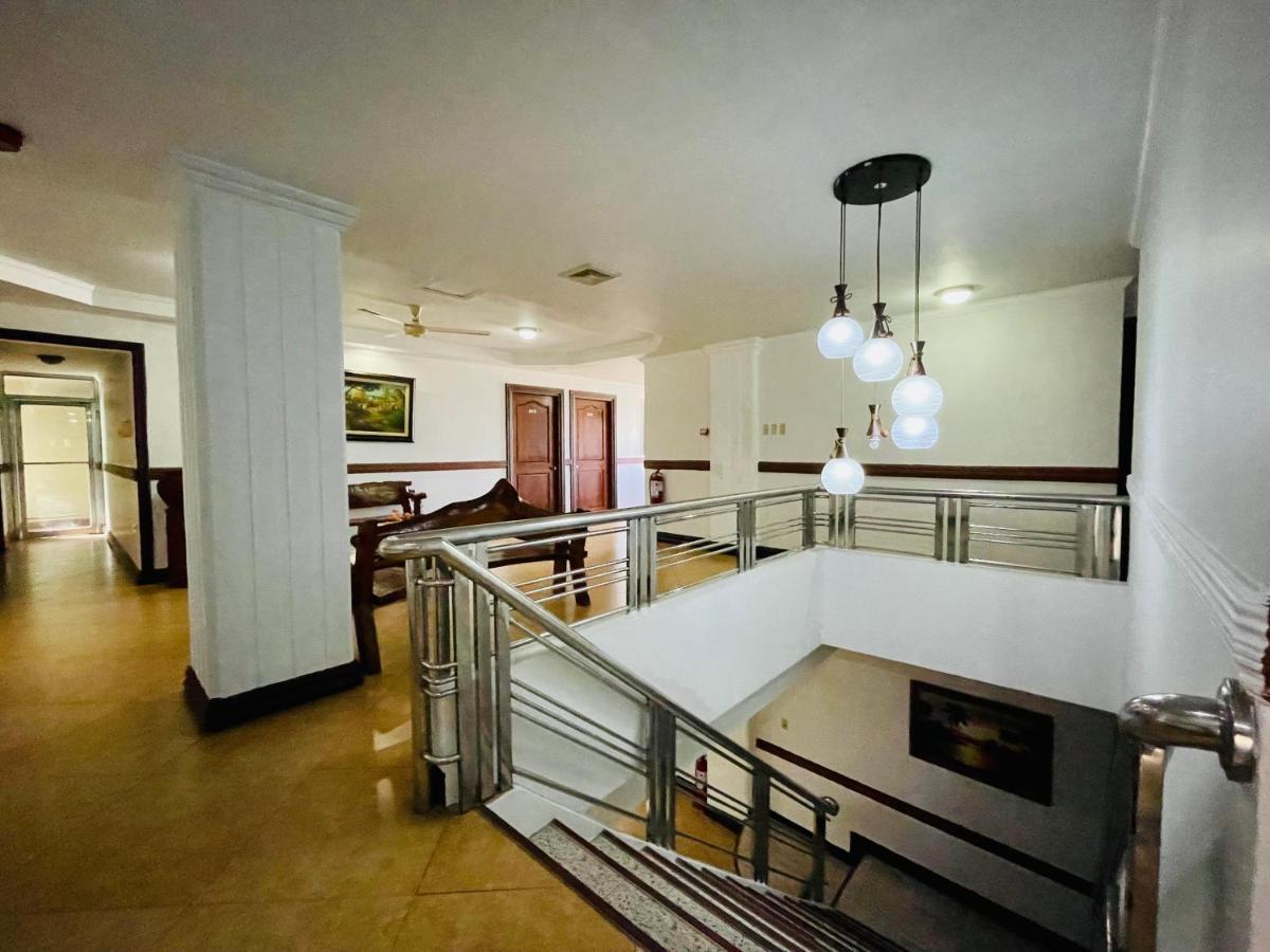 Drake Hotel Angeles City Bagian luar foto